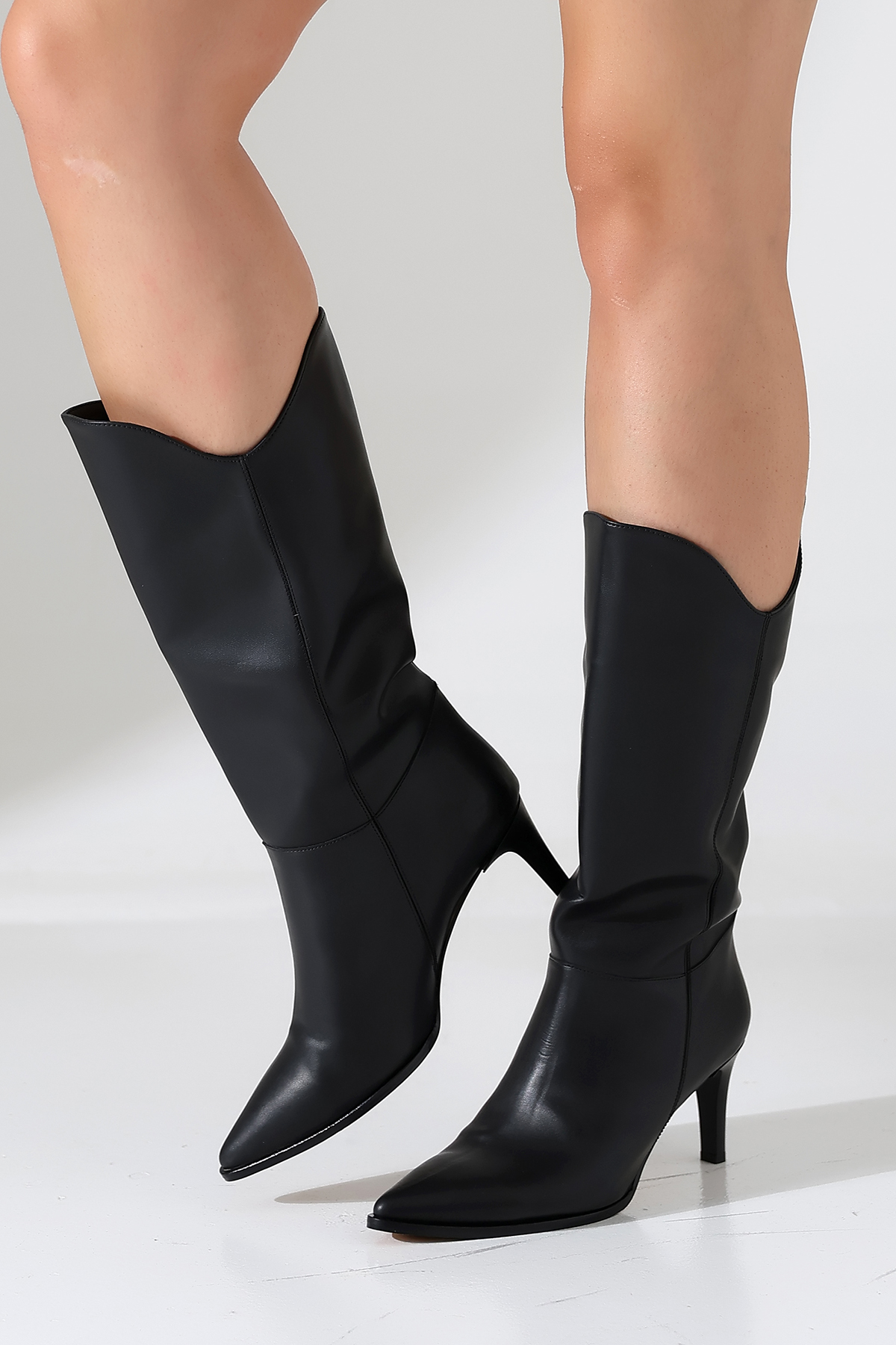 Oval Konçlu Siyah Çizme