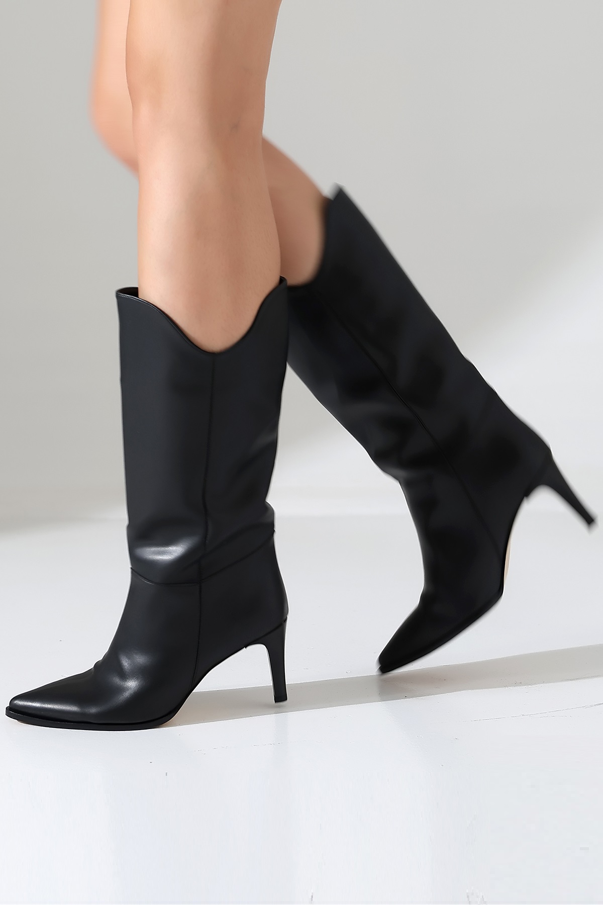 Oval Konçlu Siyah Çizme